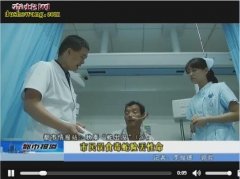 男子口咬银环蛇剥皮生中毒 厉害了我的...
