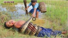 2男孩野外钓鱼遇喝水大蟒蛇！原来捕捉...