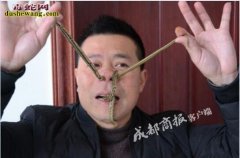 男子表演吞活蛇年入10万：表演虽然赚...