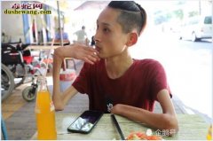 挑战泰山的“渐冻人”！身高1米75仅...