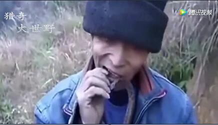 农村大爷生吃活蛇算小儿科！还活吃鸡！...