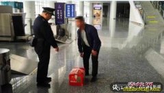 丽水男子偷偷拎着十条大王蛇进高铁站被...