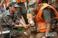 21岁抗洪战士遭毒蛇咬伤！病床上仍惦...