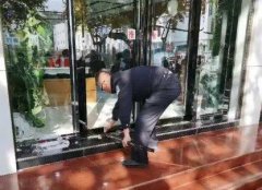 山阳一商场“蛇出没”！民警轻松擒获“...